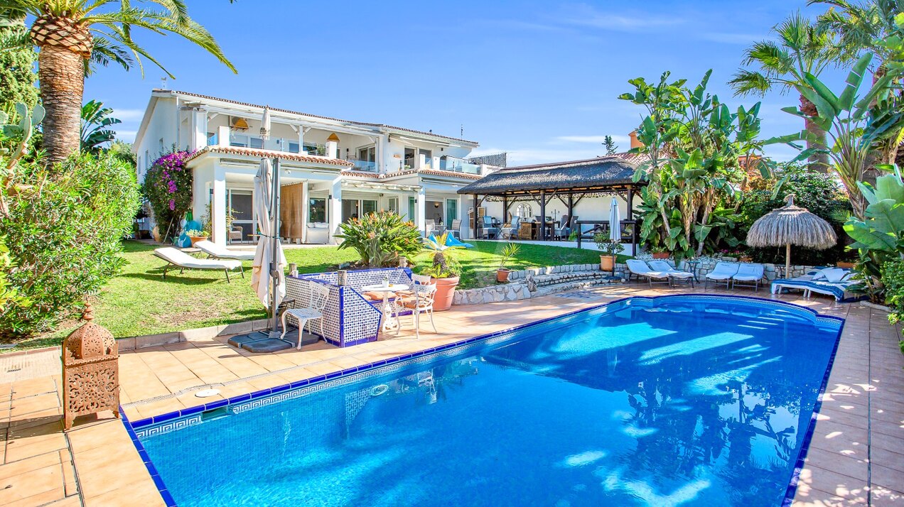 Encantadora Villa en Marbesa con Vistas al Mar