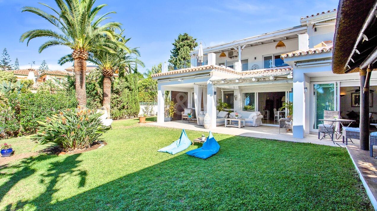 Encantadora Villa en Marbesa con Vistas al Mar