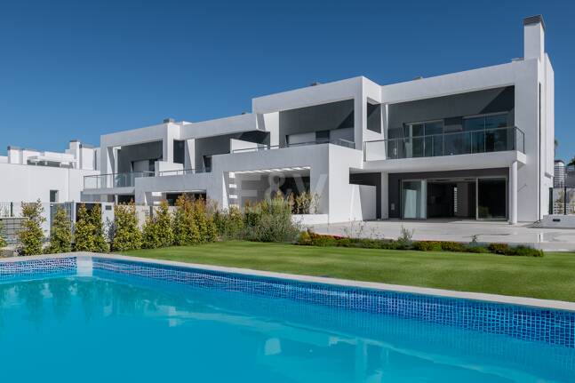 Amenity-Rich Townhouses med pooler och gym