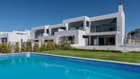 Casa adosadas con abundantes comodidades, piscinas y gimnasio