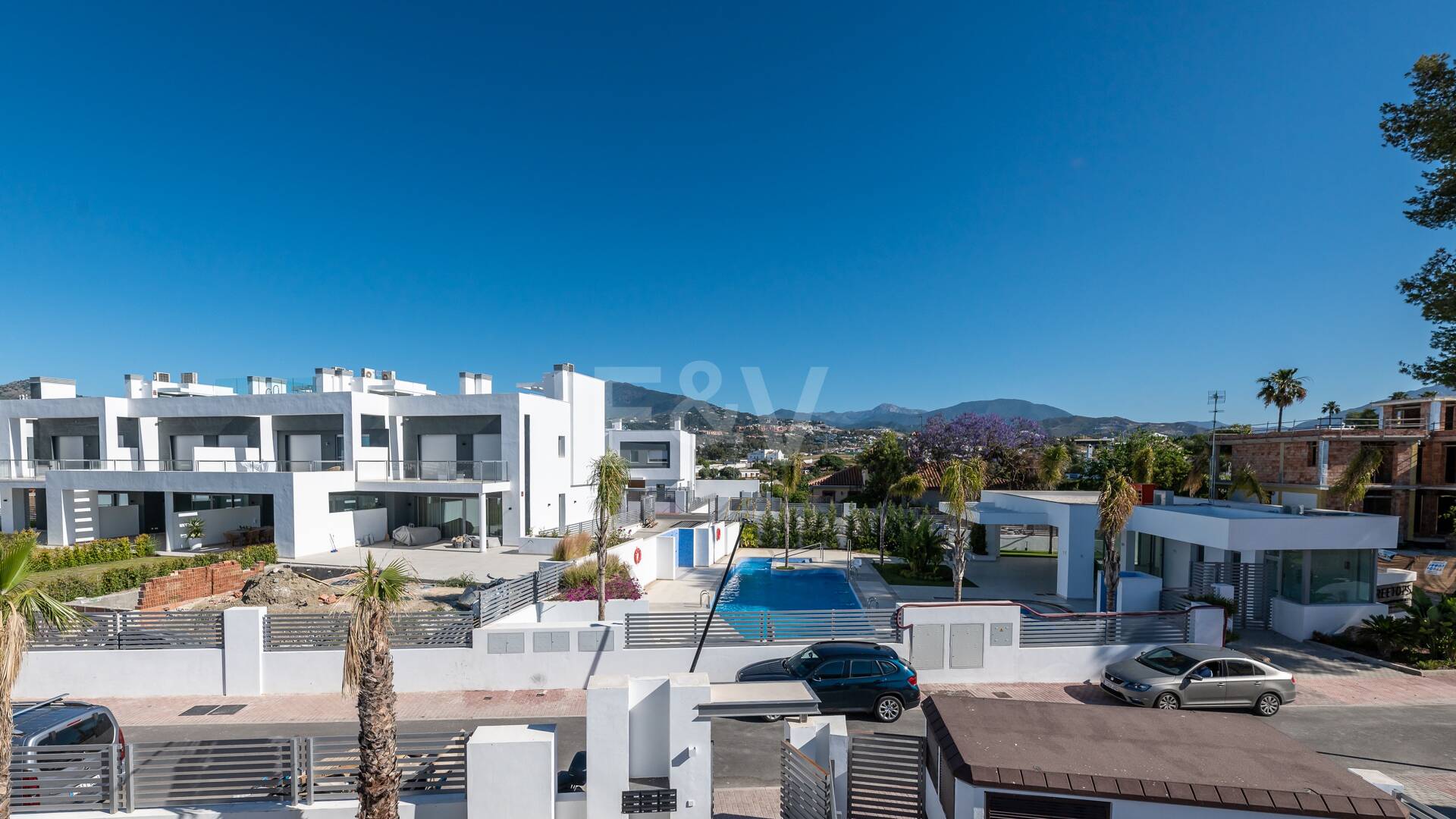 Amenity-Rich Townhouses avec piscines et salle de gym