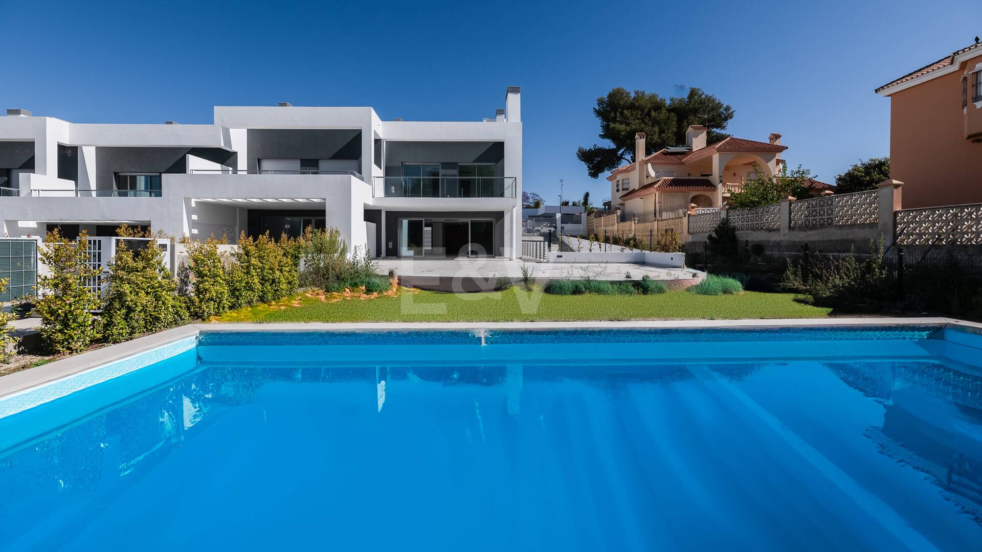 Amenity-Rich Townhouses avec piscines et salle de gym