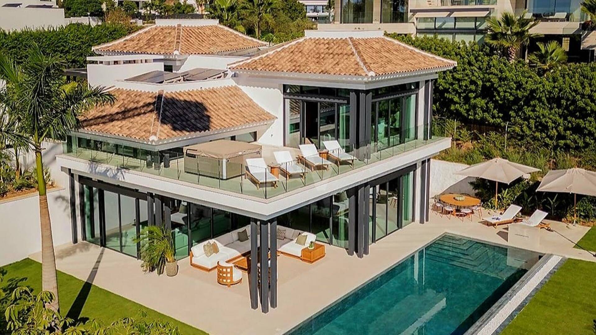 Exquisitas Villas Modernas con Elegancia Inigualable en la Milla de Oro