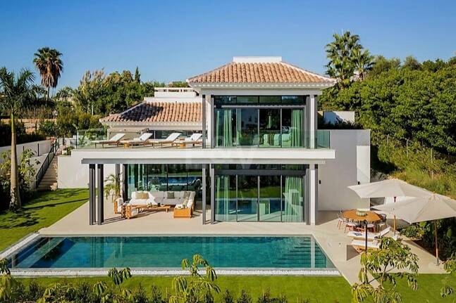 Exquisitas Villas Modernas con Elegancia Inigualable en la Milla de Oro