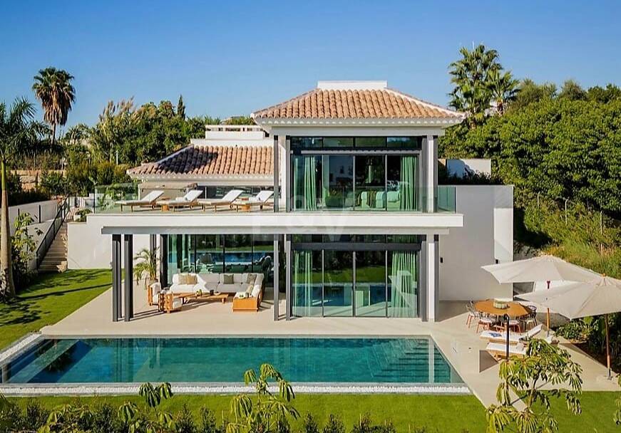 Exquisitas Villas Modernas con Elegancia Inigualable en la Milla de Oro