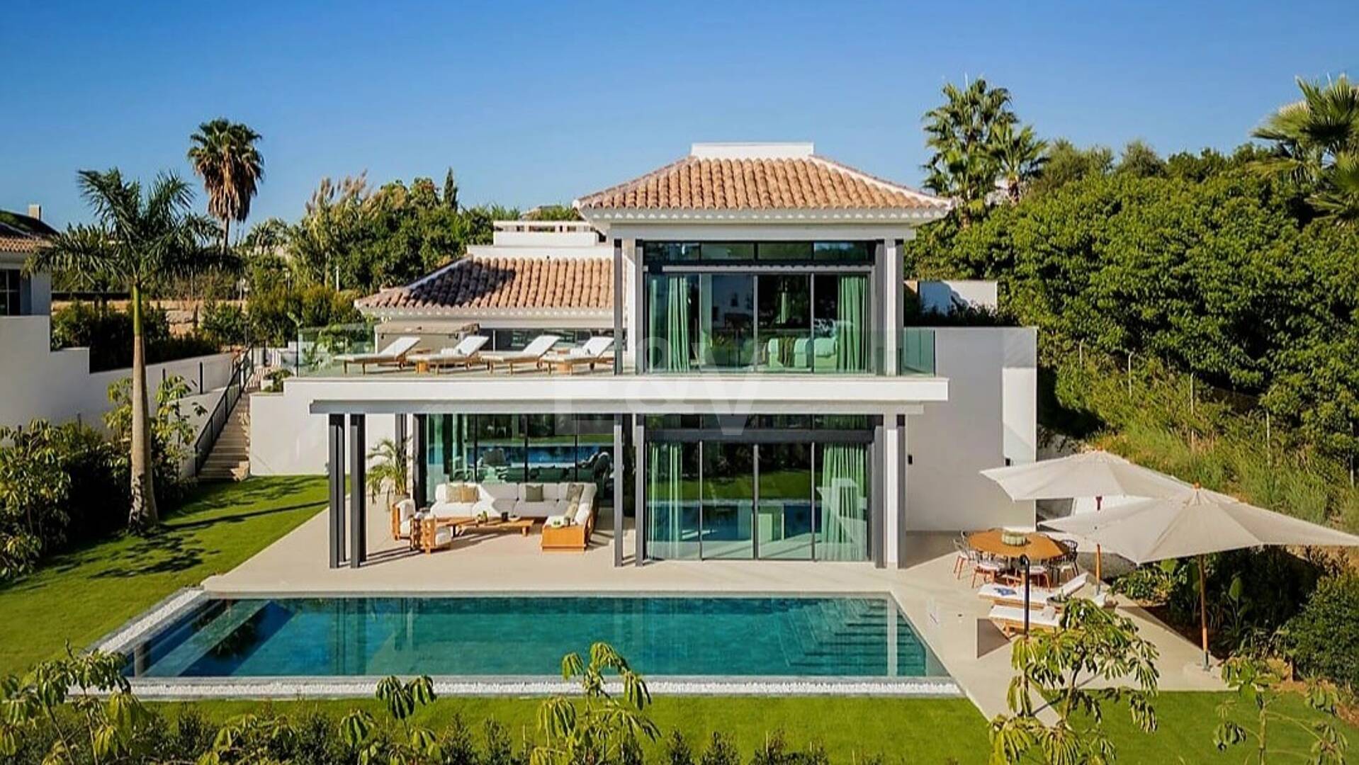 Exquisitas Villas Modernas con Elegancia Inigualable en la Milla de Oro