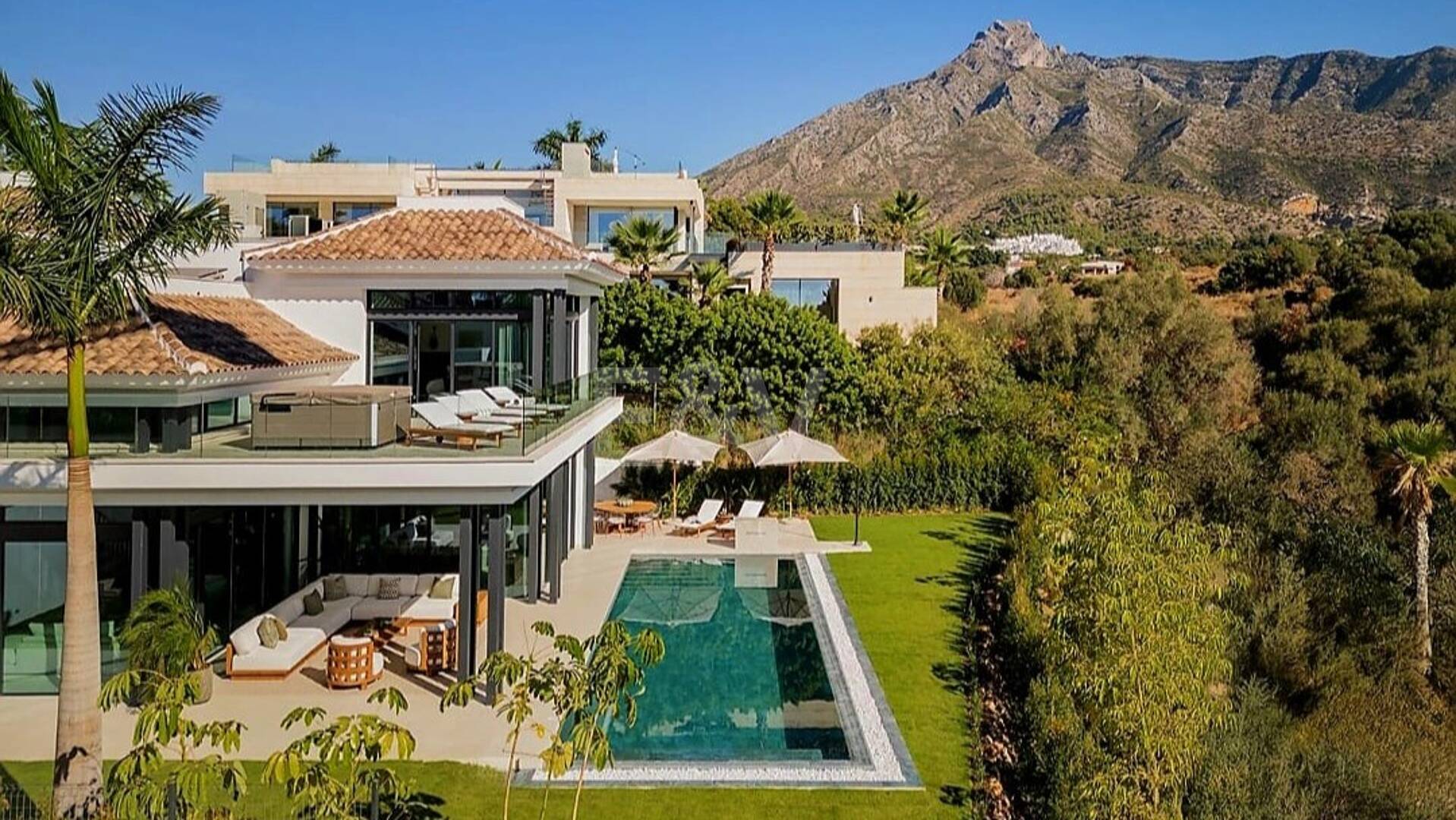 Exquisitas Villas Modernas con Elegancia Inigualable en la Milla de Oro