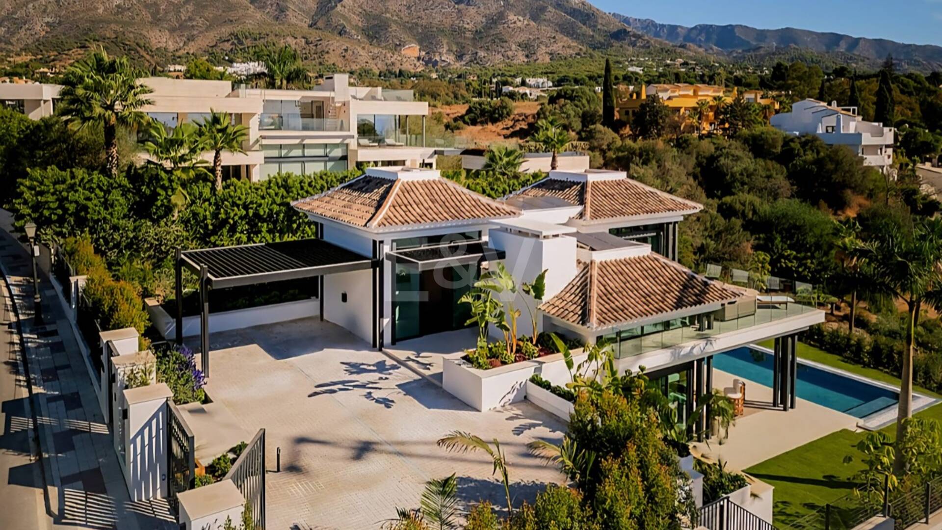 Exquisitas Villas Modernas con Elegancia Inigualable en la Milla de Oro