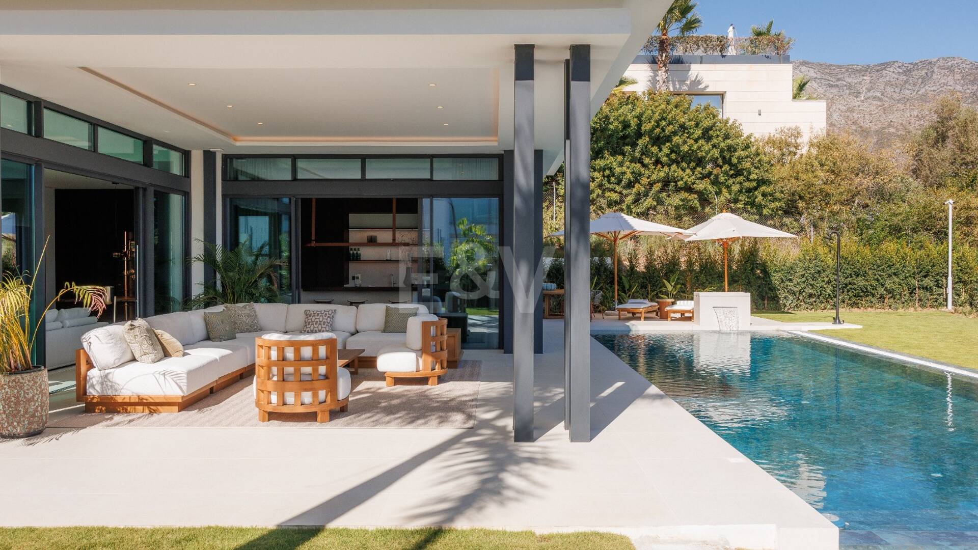Exquisitas Villas Modernas con Elegancia Inigualable en la Milla de Oro