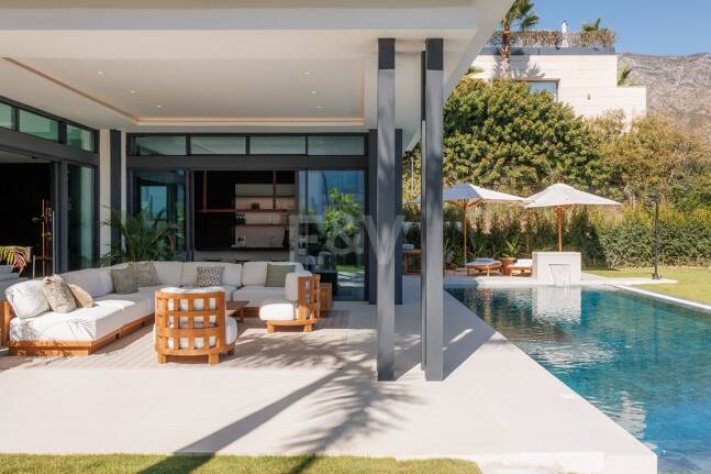 Exquisitas Villas Modernas con Elegancia Inigualable en la Milla de Oro
