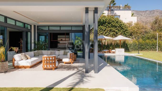Exquisite Modern Villas with Unmatched Elegance on the Golden Mile