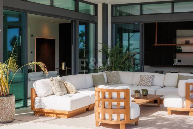 Exquisitas Villas Modernas con Elegancia Inigualable en la Milla de Oro