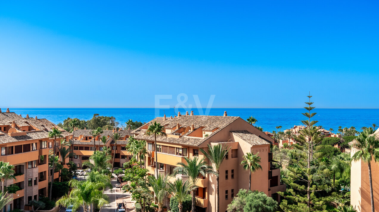 Increíble ático dúplex de 4 dormitorios en Bahía de Marbella con impresionantes vistas panorámicas