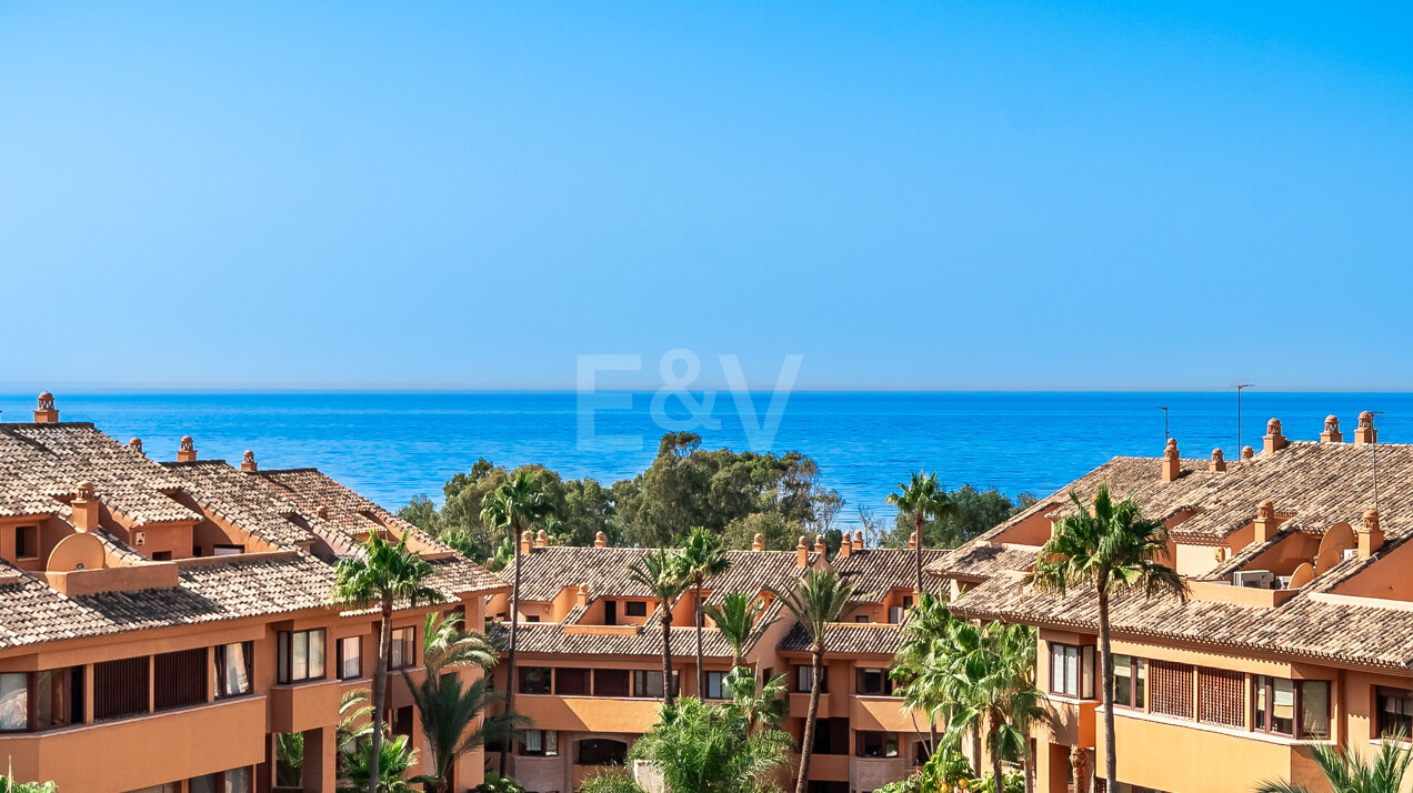 Increíble ático dúplex de 4 dormitorios en Bahía de Marbella con impresionantes vistas panorámicas