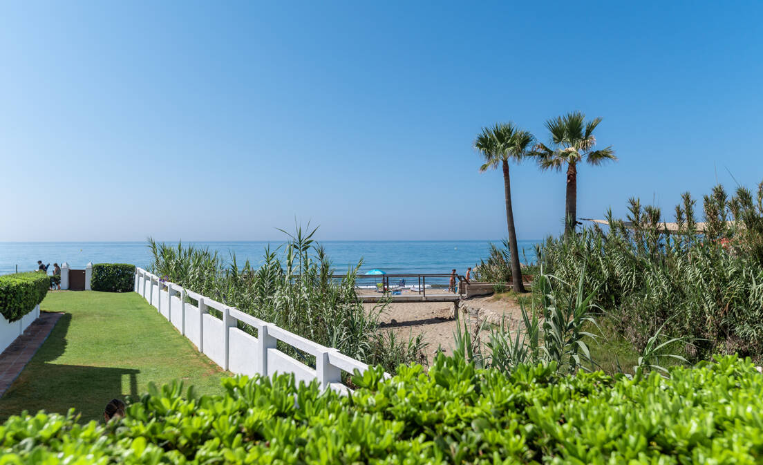 Las Chapas Beach Townhouse with Direct Access to the Sea