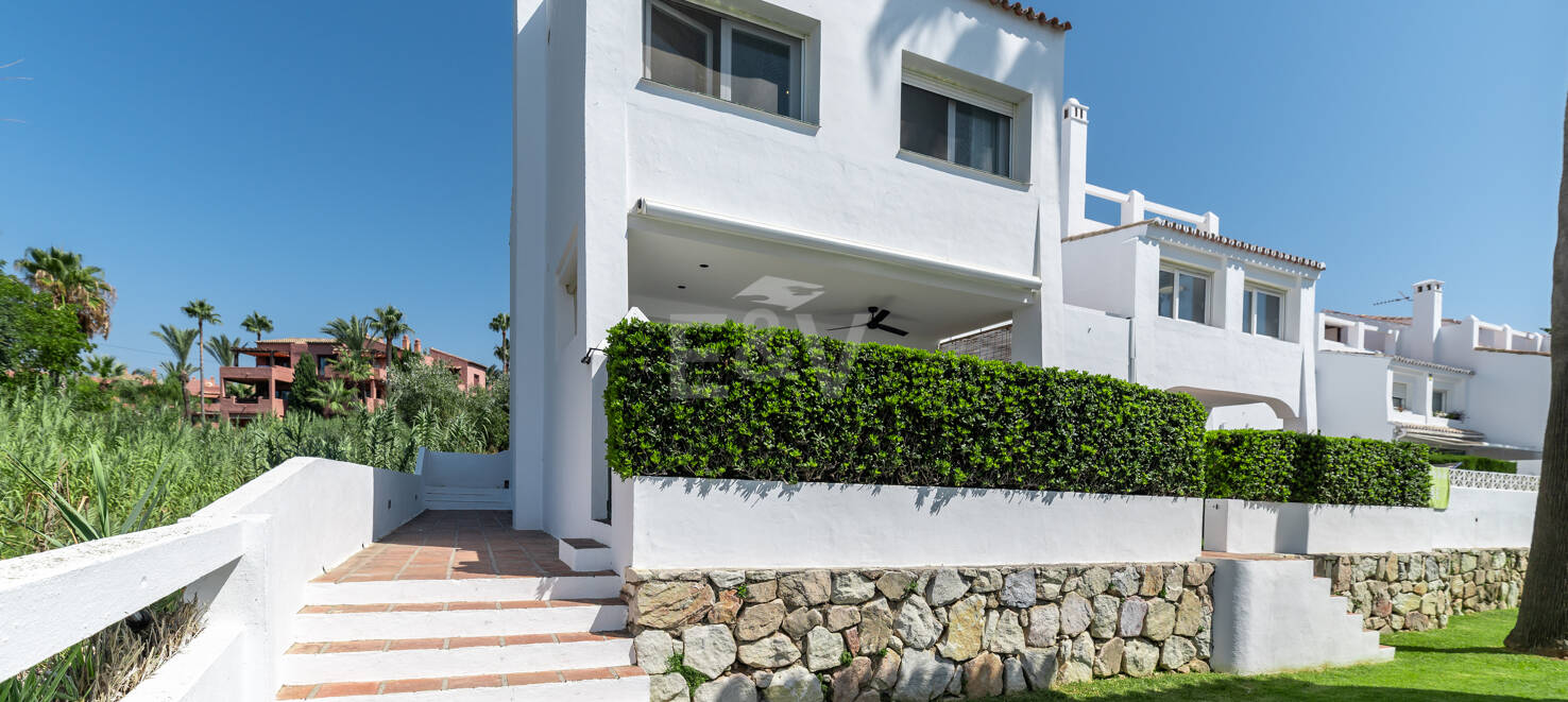 Las Chapas Beach Townhouse with Direct Access to the Sea