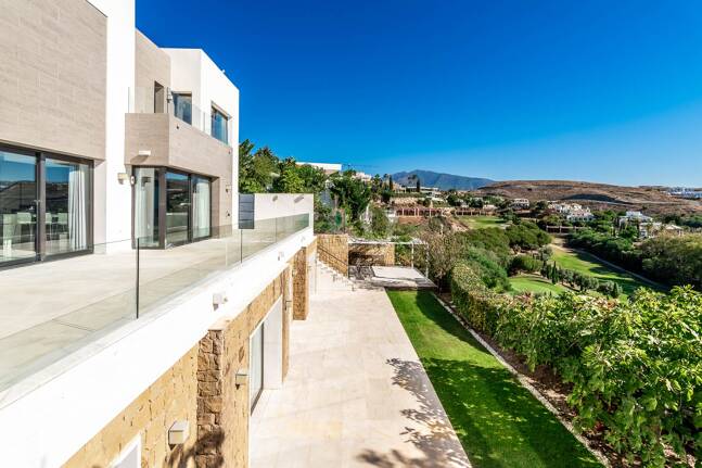 Moderne Villa mit spektakulärem Meerblick direkt am Golfplatz