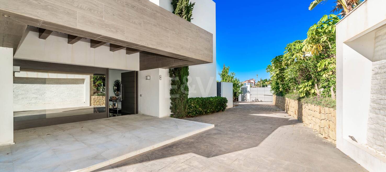 Modern Villa in Los Flamingos Golf with spectacular Sea views right on the golf course