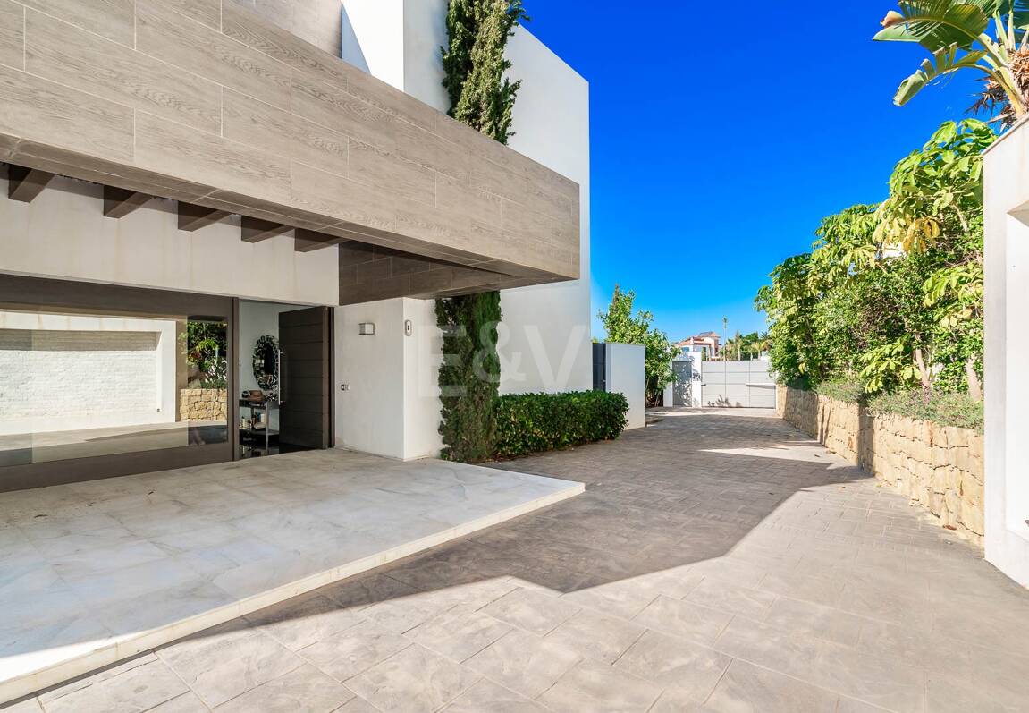 Moderne Villa mit spektakulärem Meerblick direkt am Golfplatz