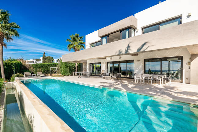 Moderne Villa mit spektakulärem Meerblick direkt am Golfplatz