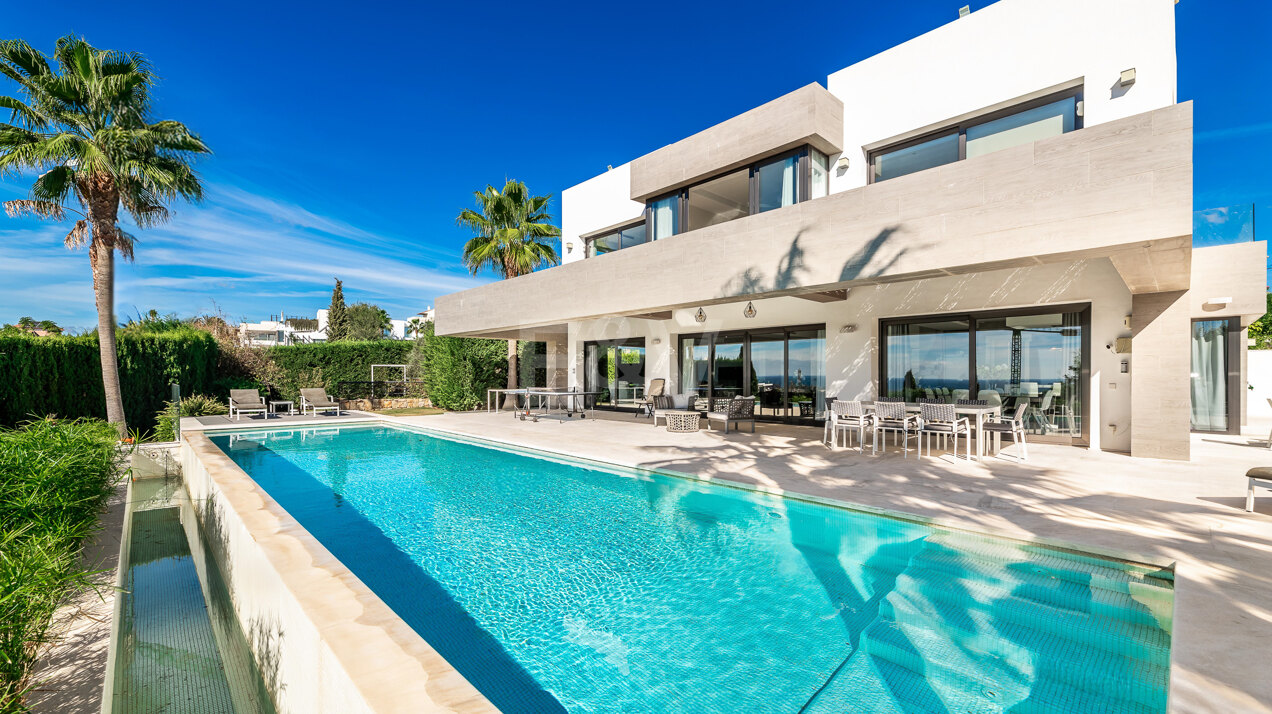 Moderne Villa in Los Flamingos Golf mit spektakulärem Meerblick direkt am Golfplatz.