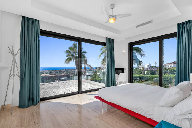 Moderne Villa mit spektakulärem Meerblick direkt am Golfplatz