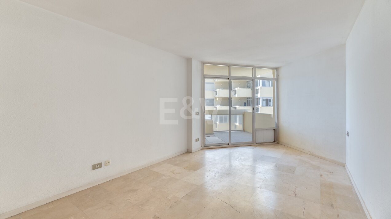 Apartamento en la Milla de Oro con vistas al mar y potencial de inversión