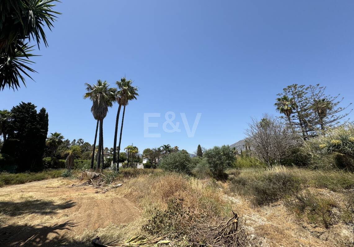 Großzügiges Grundstück in Puerto Banus mit Baugenehmigung für eine exklusive Villa