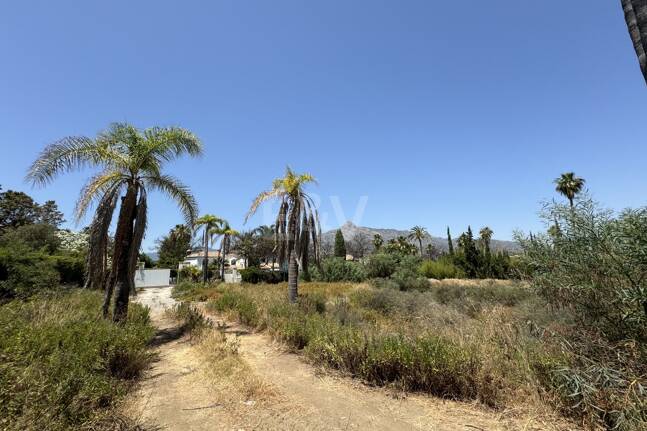 Spacieuse parcelle à Puerto Banus avec licence pour une villa exclusive