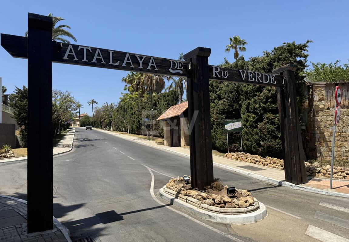 Spacieuse parcelle à Puerto Banus avec licence pour une villa exclusive