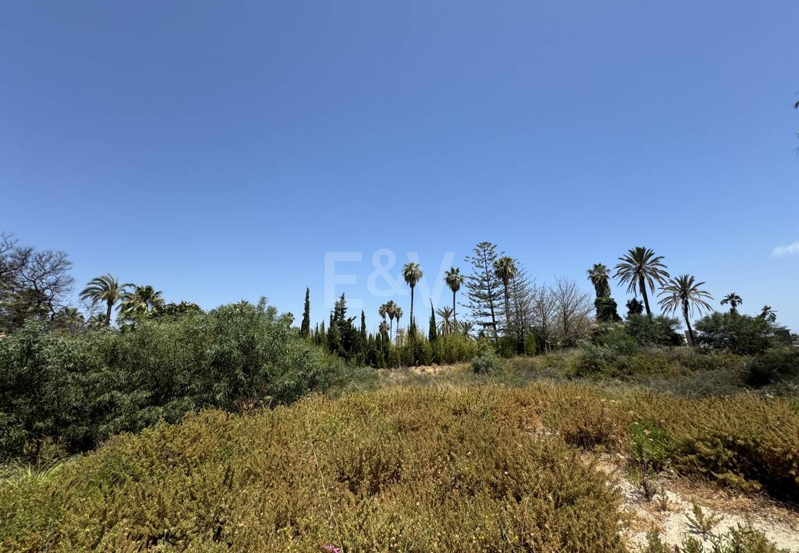 Spacieuse parcelle à Puerto Banus avec licence pour une villa exclusive