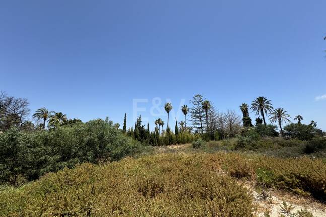 Spacieuse parcelle à Puerto Banus avec licence pour une villa exclusive