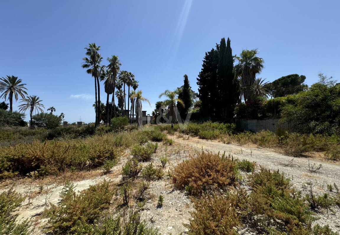 Spacieuse parcelle à Puerto Banus avec licence pour une villa exclusive
