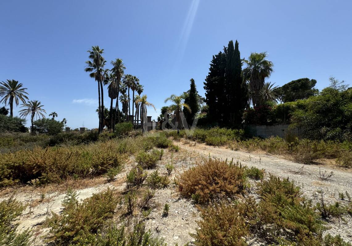 Großzügiges Grundstück in Puerto Banus mit Baugenehmigung für eine exklusive Villa