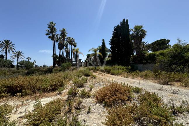 Spacieuse parcelle à Puerto Banus avec licence pour une villa exclusive