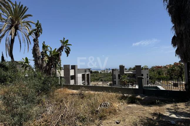Spacieuse parcelle à Puerto Banus avec licence pour une villa exclusive