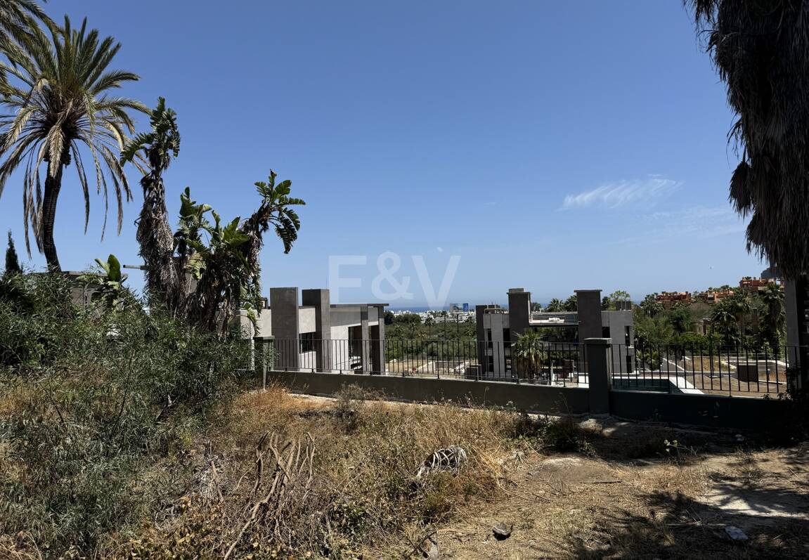 Spacieuse parcelle à Puerto Banus avec licence pour une villa exclusive