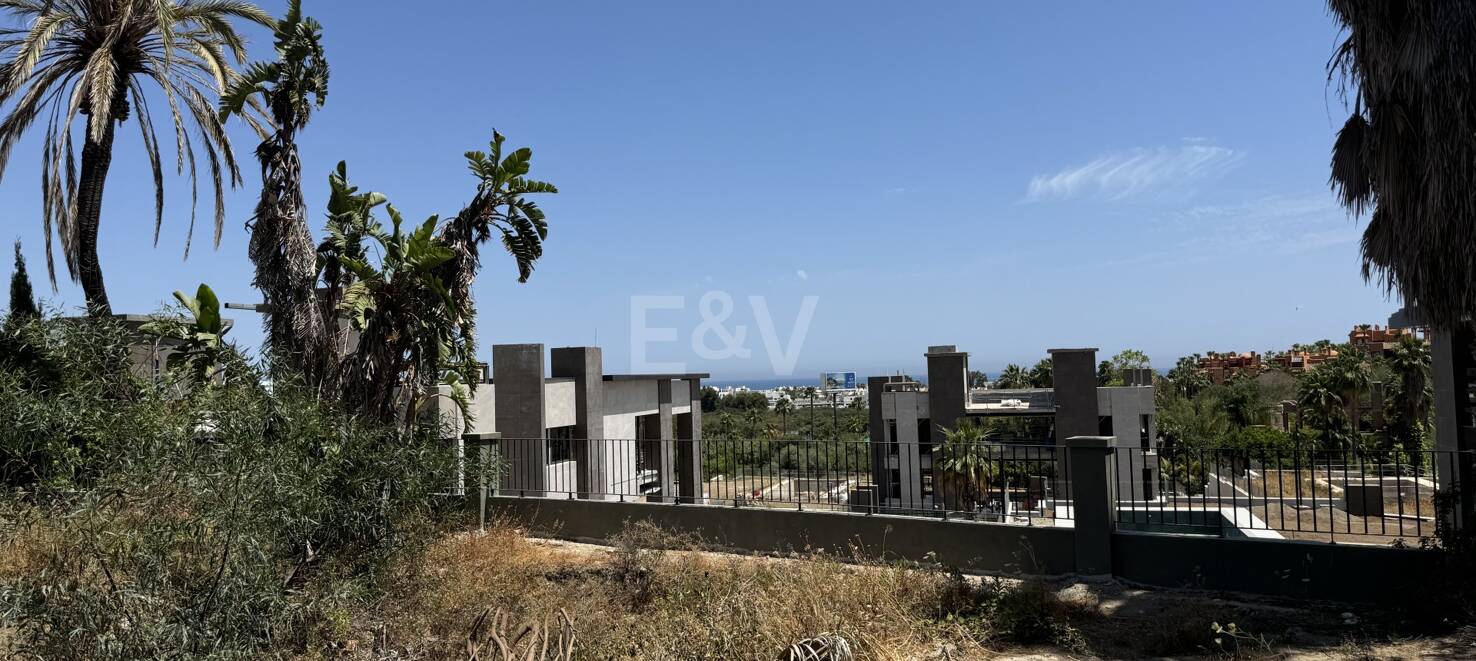 Spacious Plot in Puerto Banus with License for an Exclusive Villa