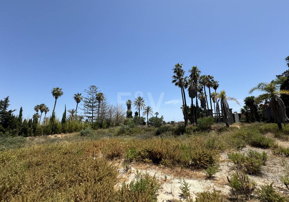 Großzügiges Grundstück in Puerto Banus mit Baugenehmigung für eine exklusive Villa