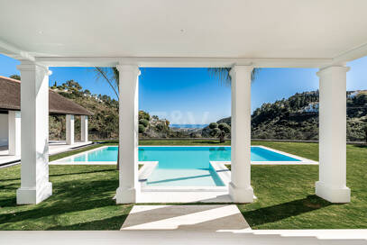 Exquisite Villa in El Madroñal with Breathtaking Sea View