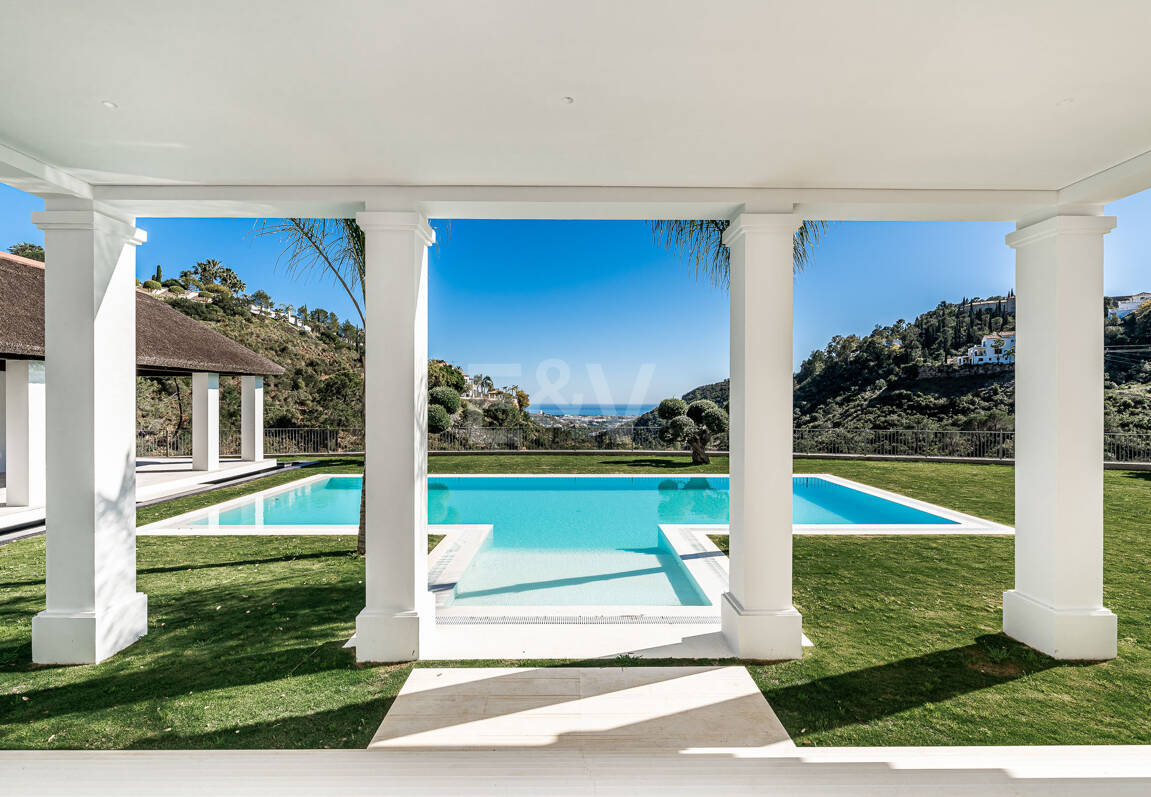 Exquisite Villa in El Madroñal with Breathtaking Sea View