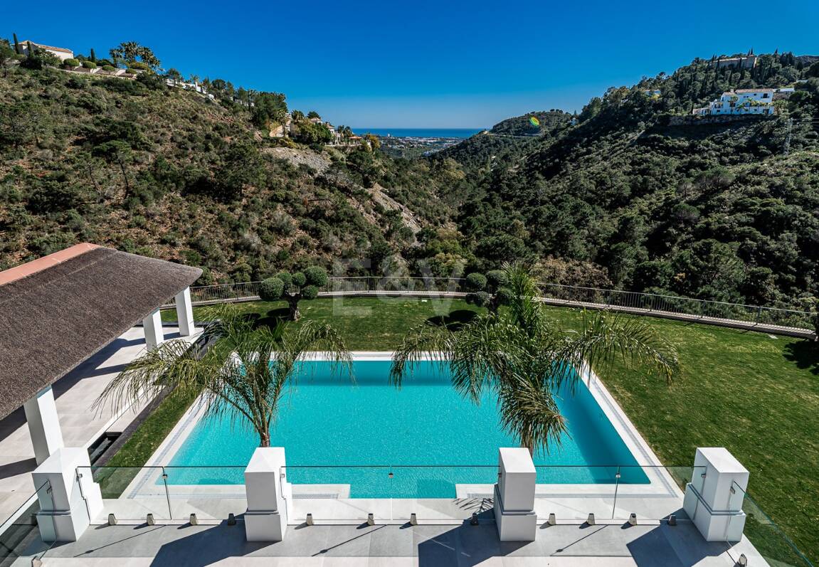 Exquisite Villa in El Madroñal with Breathtaking Sea View