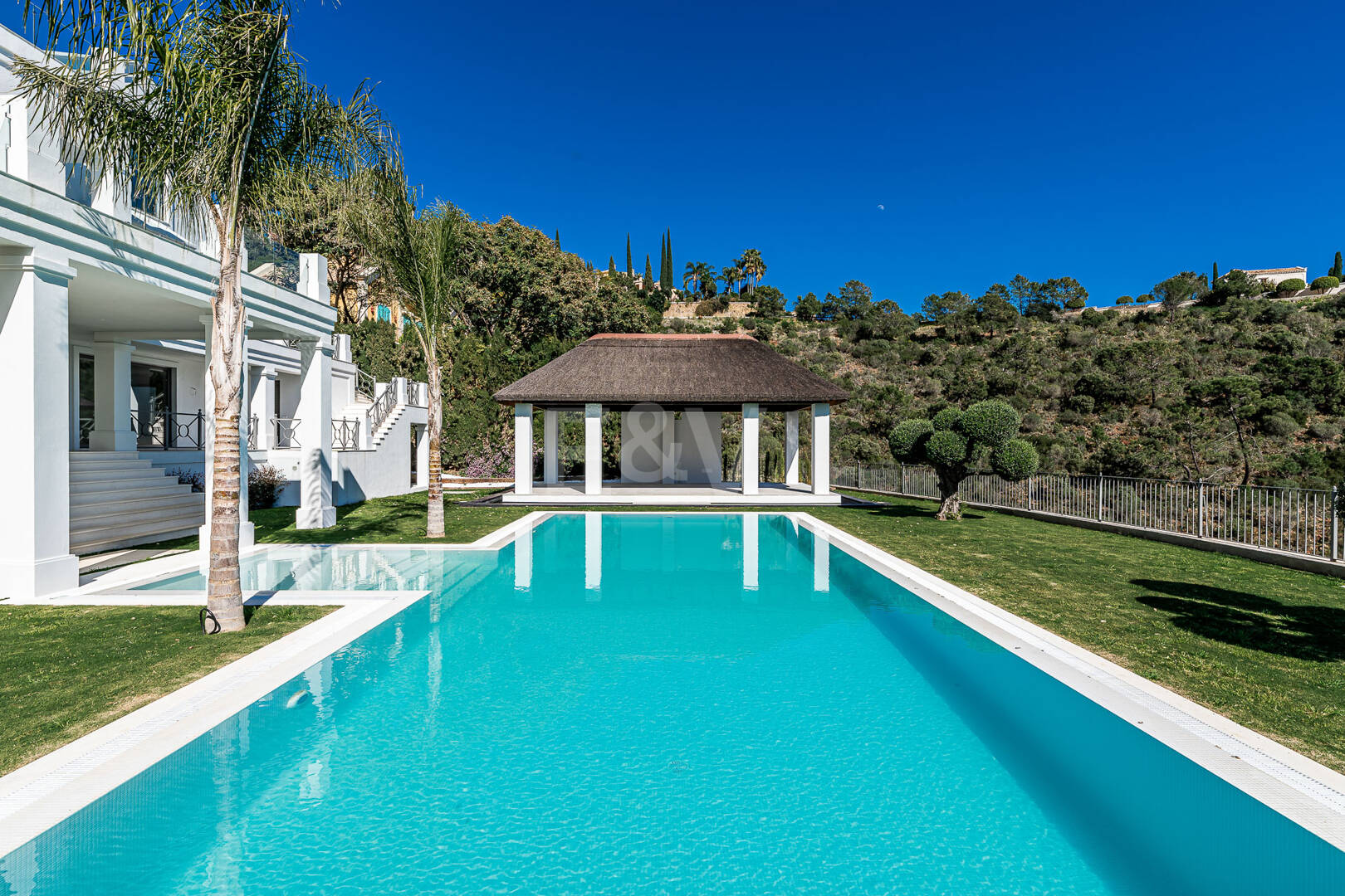 Exquisite Villa in El Madroñal with Breathtaking Sea View