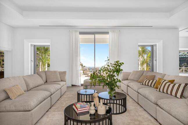 Exquisite Villa in El Madroñal with Breathtaking Sea View