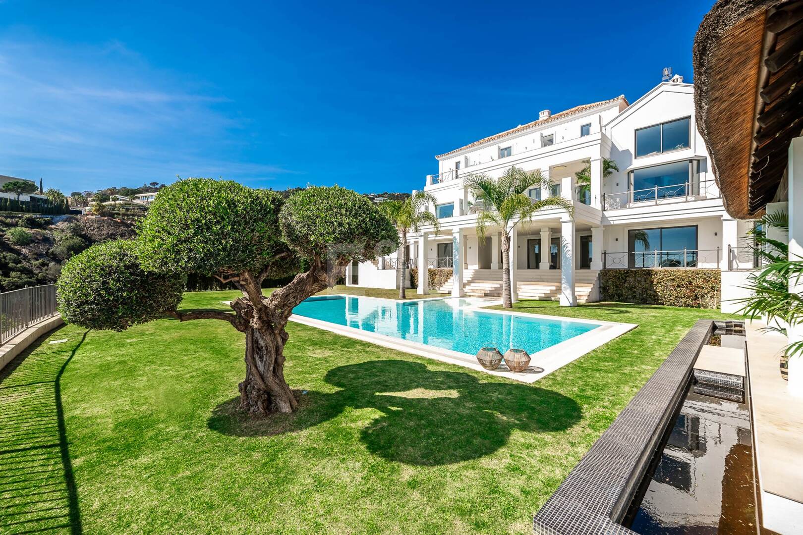 Exquisite Villa in El Madroñal with Breathtaking Sea View