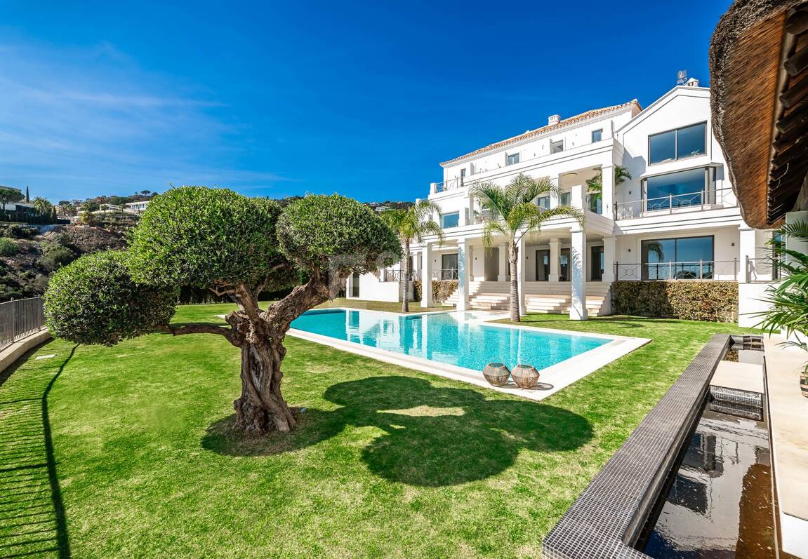 Exquisite Villa in El Madroñal with Breathtaking Sea View