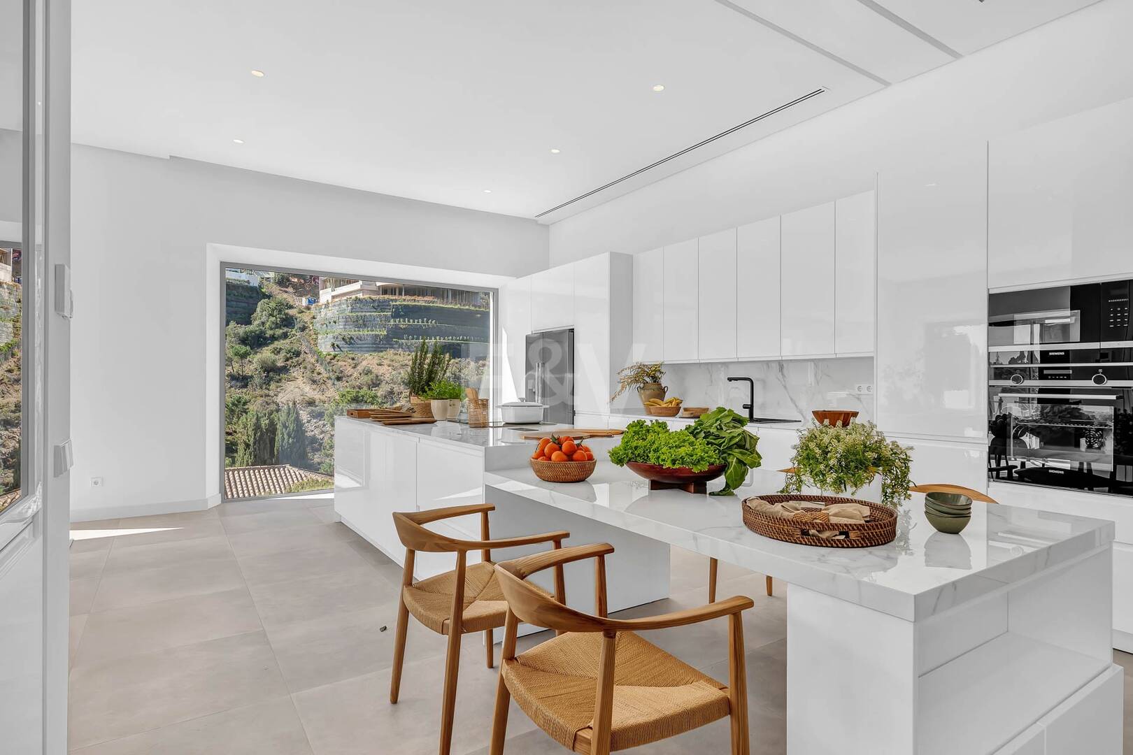 Exquisite Villa in El Madroñal with Breathtaking Sea View