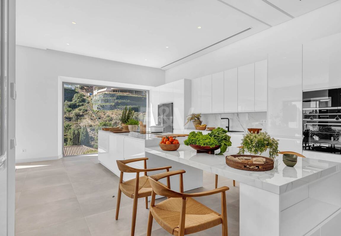 Exquisite Villa in El Madroñal with Breathtaking Sea View