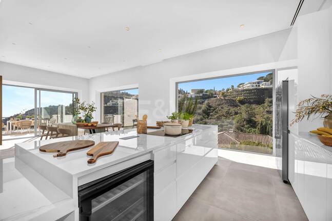 Exquisite Villa in El Madroñal with Breathtaking Sea View