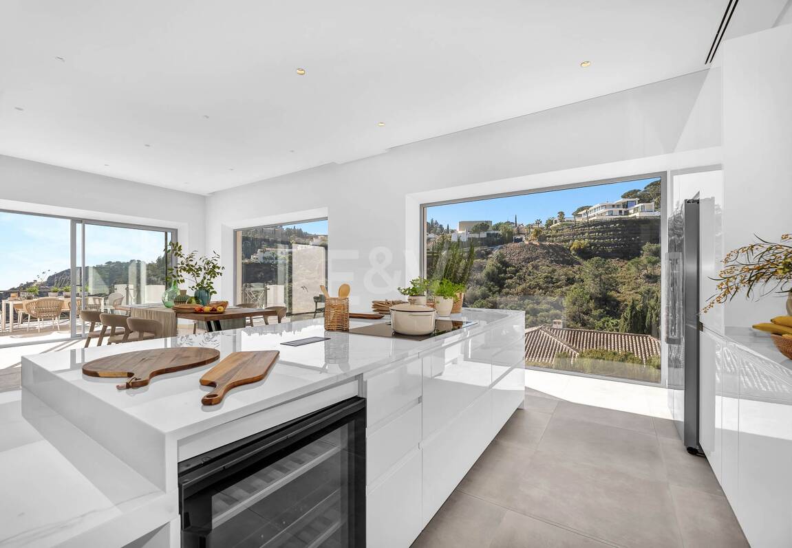 Exquisite Villa in El Madroñal with Breathtaking Sea View